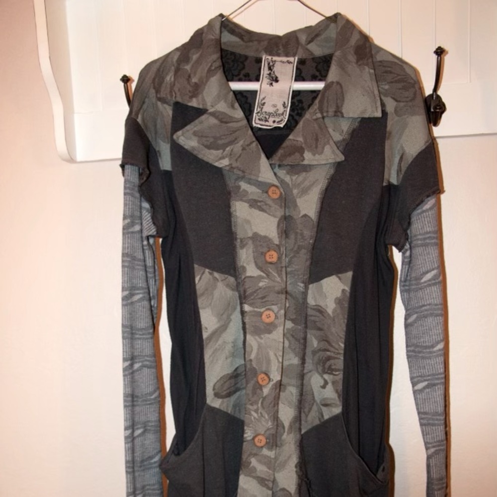 Super fun top! Layered army green and gray, with thumbholes.